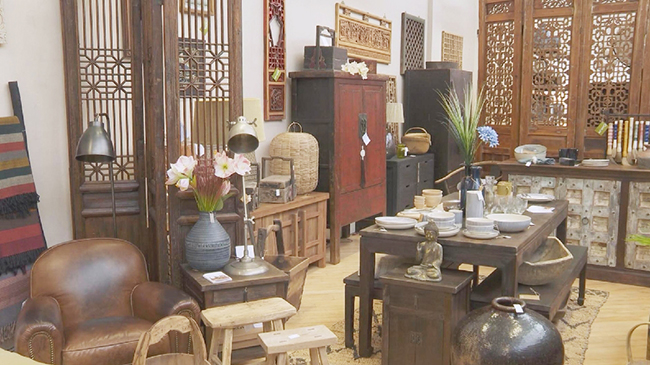 2,英国店主为艺术爱好者修复中国古董家具.jpg 2,英国店主为艺术爱好者修复中国古董家具.jpg