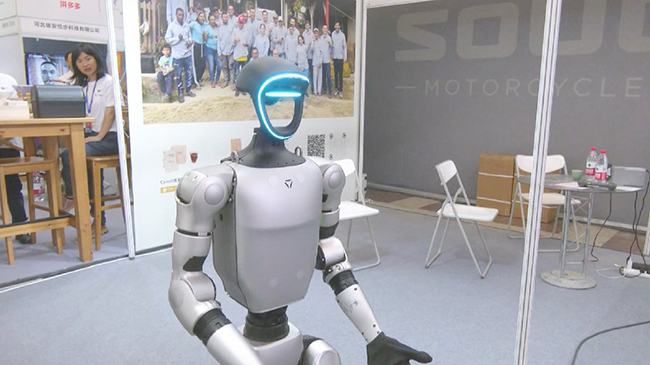 Smart humanoid robots shine at first Good Living Expo in Beijing.jpg