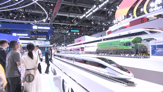 2，中国新型高铁动车组亮相第十七届现代铁路技术展.jpg