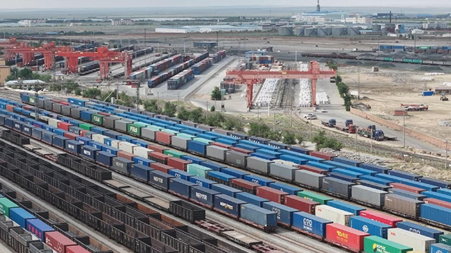 China rail freight volume grows 3 pct in H1.jpg