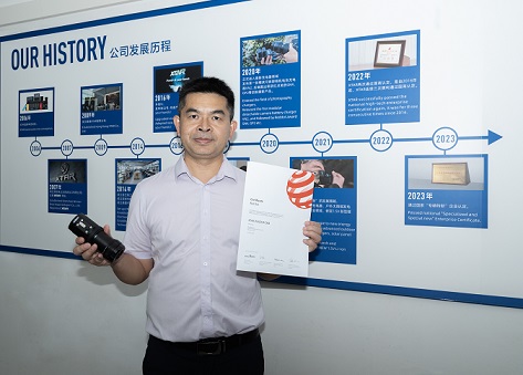 圖二：邹伟华 紅點獎(2).jpg