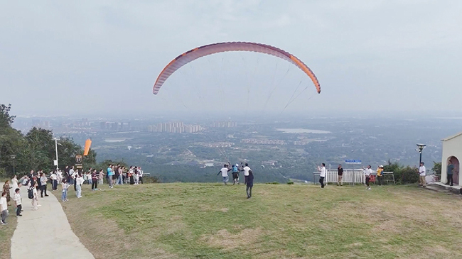1，头条 低空旅游热潮席卷而来.jpg