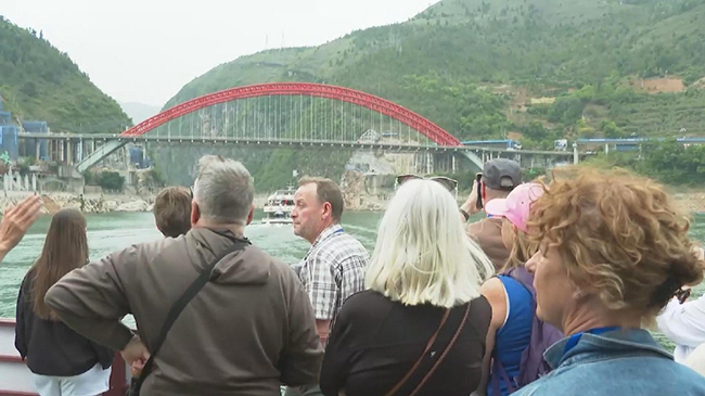 1，头条 越来越多的外国游客前往中国鲜为人知的旅游目的地.jpg