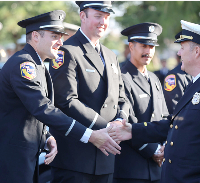 1，头条 纽森庆祝加州消防局新阿特沃特训练中心首期学员毕业.Jpg