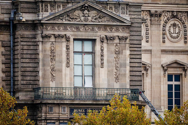 1，头条 法方全面调查卢浮宫失窃案，4名嫌疑人被追捕.jpg