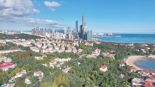 Qingdao draws crowds with cinematic charm, booming coastal tourism.jpg