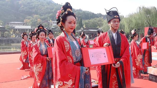 Grand wedding ceremony featuring Tang-dynasty attire embraces traditional Chinese culture.jpg