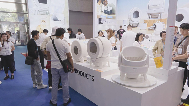 Smart pet gadgets steal show at Canton Fair.jpg