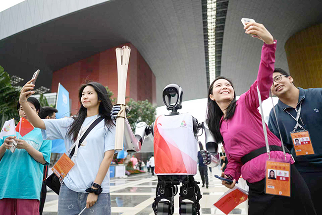 Citizens take photos with the humanoid robot torchbearer.jpg