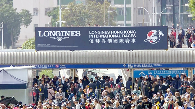 Hong Kong int'l horse races draw record visitors to racecourse.jpg