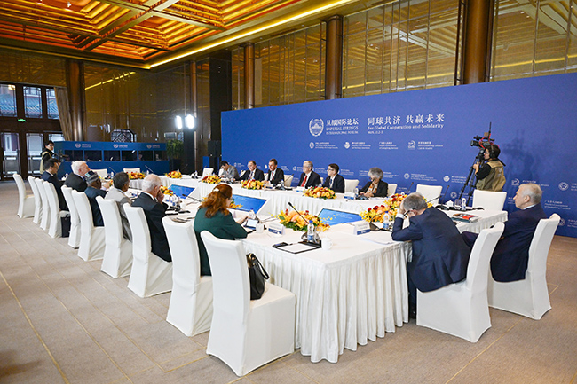 International former political figures attended the Imperial Springs International Forum held in Guangzhou.jpg