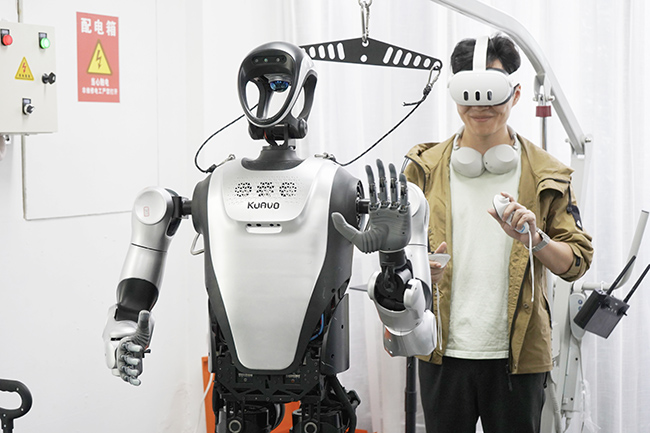 Staff operated Leju's KUAVO robot using VR equipment.jpg Staff operated Leju's KUAVO robot using VR equipment.jpg
