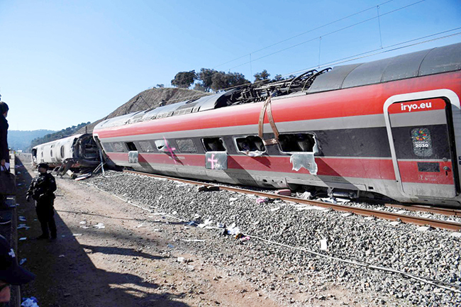 2,西班牙加紧开展高铁事故救援.jpg 2,西班牙加紧开展高铁事故救援.jpg