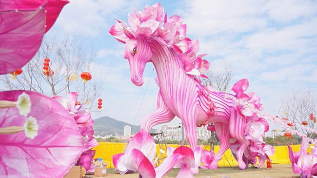 Xiamen decorated with lanterns, horse statues for upcoming Spring Festival.jpg Xiamen decorated with lanterns, horse statues for upcoming Spring Festival.jpg