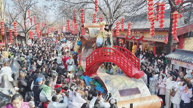 Tourists flock to Henan's ancient-themed park as holiday crowds soar.jpg