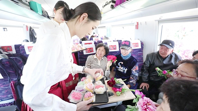 1，头条 “牡丹专列”从青岛启程.jpg