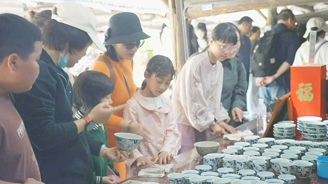 Industrial tourism gains popularity during May Day holiday.jpg