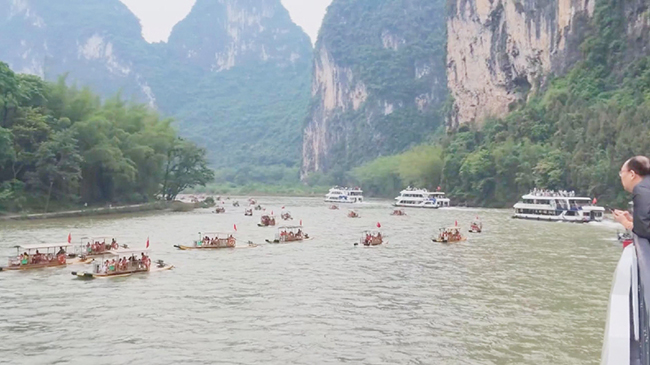Scenic spots across China enjoy holiday travel boom.jpg