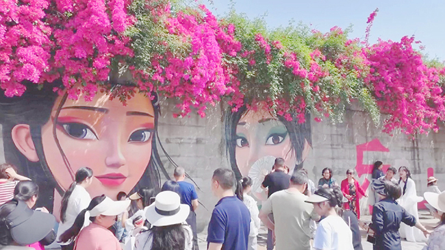 Roadside graffiti wall becomes new tourist attraction in Sichuan.jpg Roadside graffiti wall becomes new tourist attraction in Sichuan.jpg