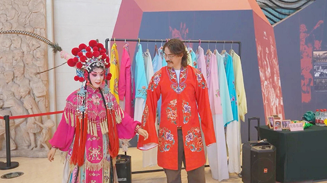 Foreign travelers explore diverse cultural experiences in Chongqing.jpg