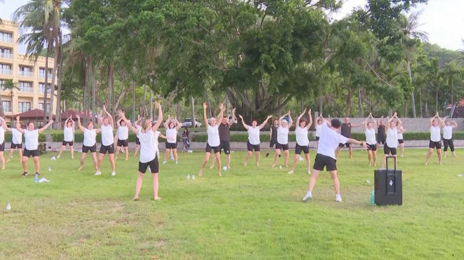 Overseas tourists experience ancient Chinese exercise, traditional Chinese medicine.jpg Overseas tourists experience ancient Chinese exercise, traditional Chinese medicine.jpg