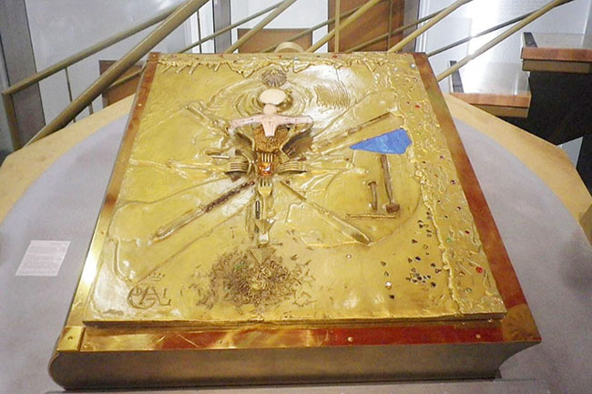 4，世界“最昂贵”书籍在法国博物馆遭窃.jpg